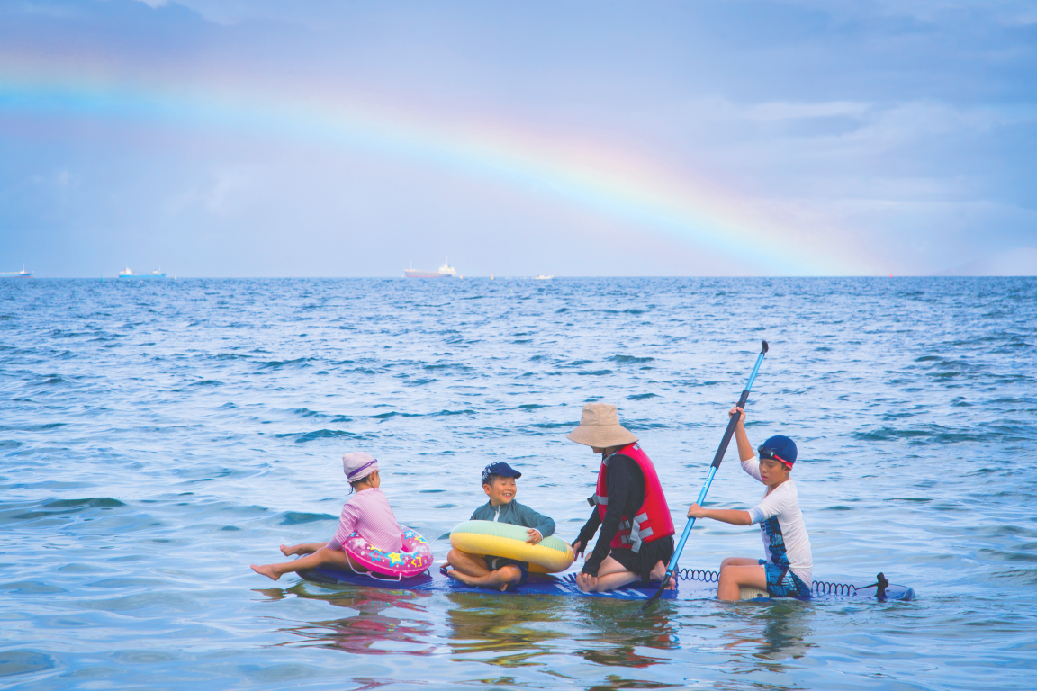 海で遊ぶ様子